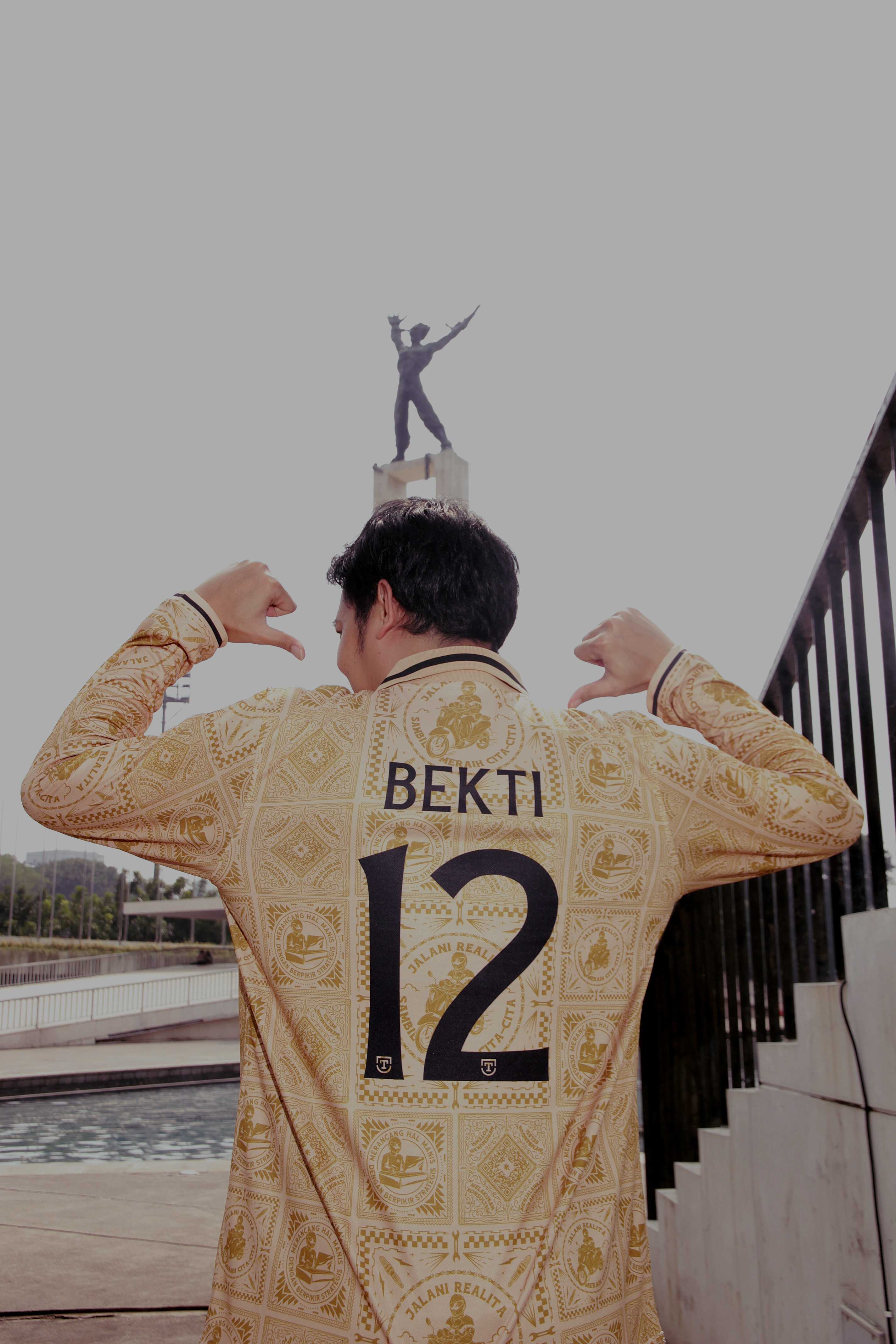 Jersey Home Meracik Identik tampak belakang